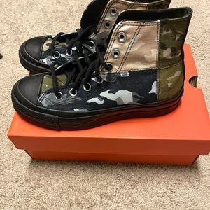 Chuck Taylor Camo Converse Shoes. NWT